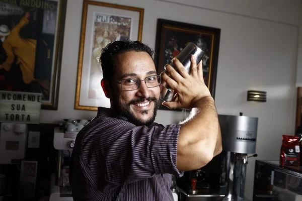 Brasiliense Daniel Viana ganhou o Brasil misturando café e birita