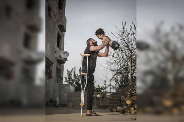 Foto de pai e filho feridos na Guerra na Síria vence prêmio