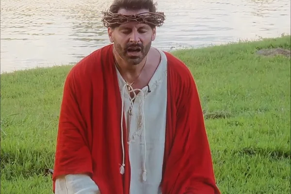 urino de Henry Castelli em A Paixão de Cristo pega fogo - Metrópoles
