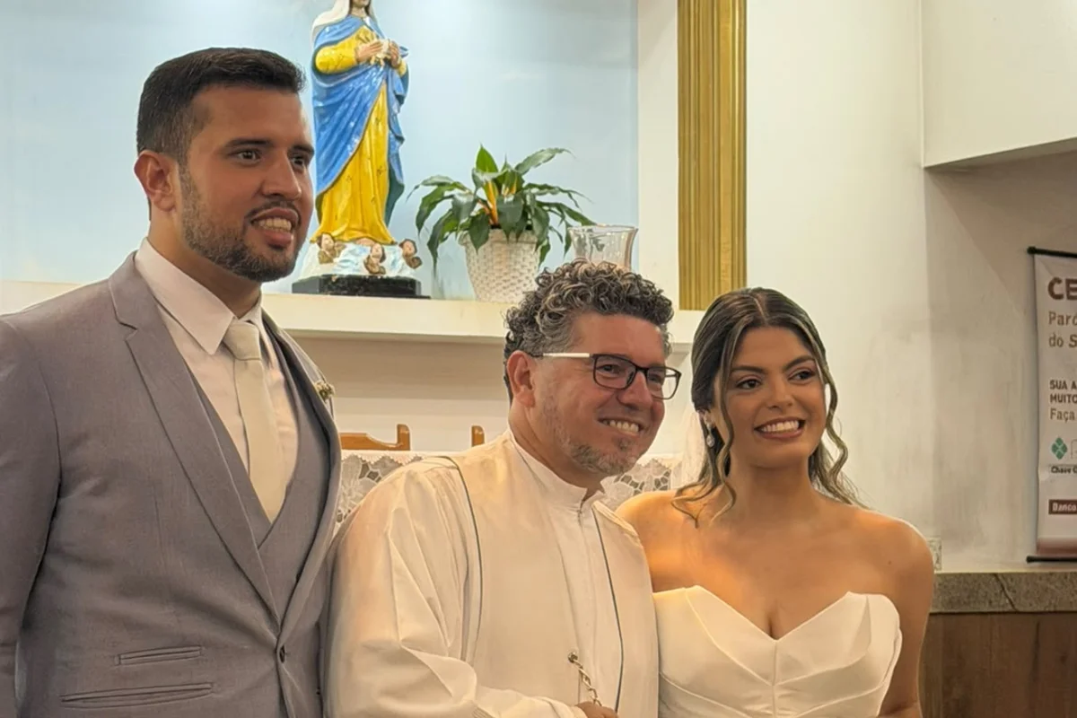 Noiva puxa batina de padre, pede microfone e canta em seu próprio casamento