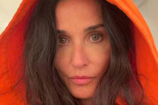 Demi Moore de capuz laranja - Metrópoles