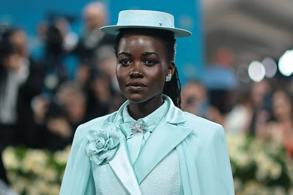 Lupita Nyong'o comparece ao Met Gala 2025, que celebra "Superfine: Tailoring Black Style", no Metropolitan Museum of Art, em 5 de maio de 2025, na cidade de Nova York. Metrópoles