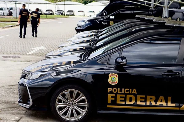 Imagem colorida mostra viatura da polícia federal - Metrópoles
