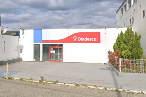 Foto colorida de agência de uma agência do banco Bradesco, a única de cidade na Bahia