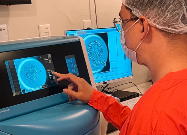 Fotografia colorida mostrando médico olhando exames em monitor-Metrópoles