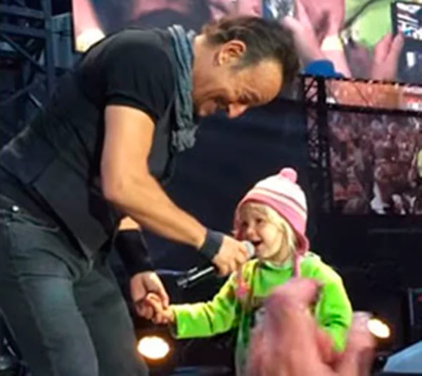 Menina de 4 anos canta com Bruce Springsteen no palco e fãs deliram