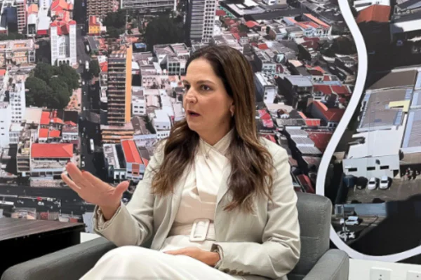 Foto colorida da presidente da OAB-MT, Gisela Alves Cardoso - Metrópoles