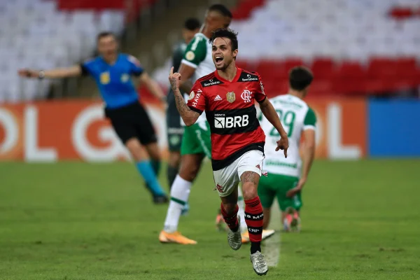 Com Renato de olho, Flamengo vence Chapecoense, de virada, no Maracanã