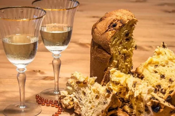 Na foto, vinho com panetone - Metrópoles