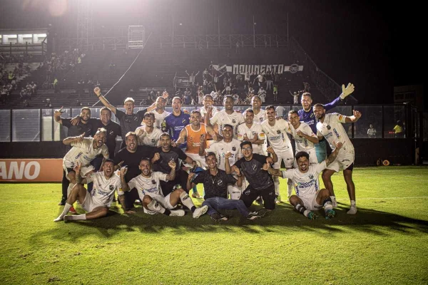 Jogadores do ABC comemoram classificação em cima do Vasco - Metrópoles