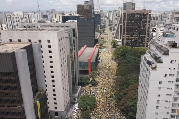 Imagem colorida mostra manifestação com Flávio Bolsonaro e Tarcísio de Freitas na Avenida Paulista. Metrópoles