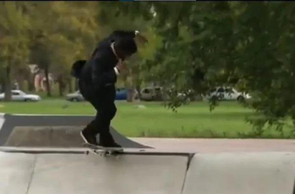 Repórter anda de skate durante matéria