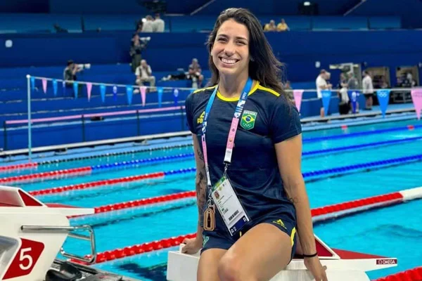 Nadadora Ana Carolina Vieira em foto colorida, encostada em piscina - Metrópoles