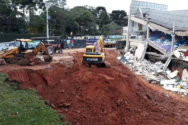 Escavadeiras em prédio que desabou