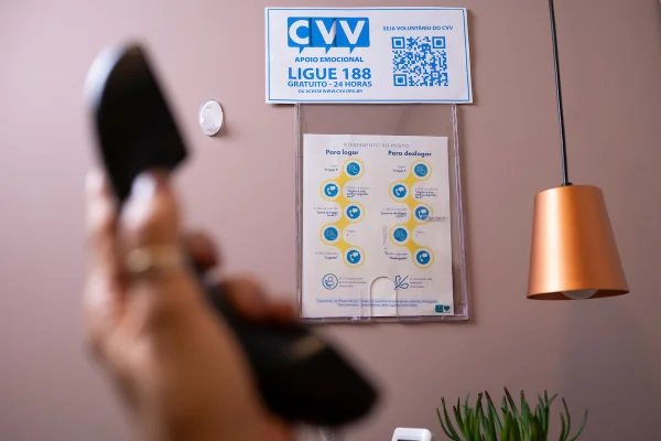 A boca fala, a alma sara: CVV no DF recebe 48 mil pedidos de socorro ao ano - destaque galeria