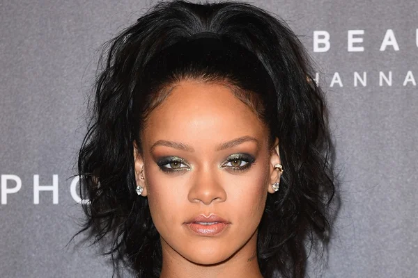 Kim e Rihanna sacodem mercado de beleza anunciando linhas de maquiagem