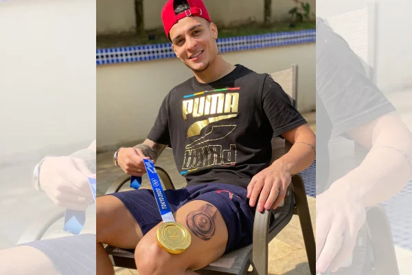 Marcada na pele: Antony tatua medalha de ouro conquistada em Tóquio