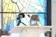 Vídeo. Padre passa mal durante missa e morre diante de fiéis - imagem 3