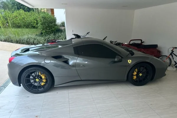 Imagem colorida de ferrari, carro de luxo, apreendida em operação