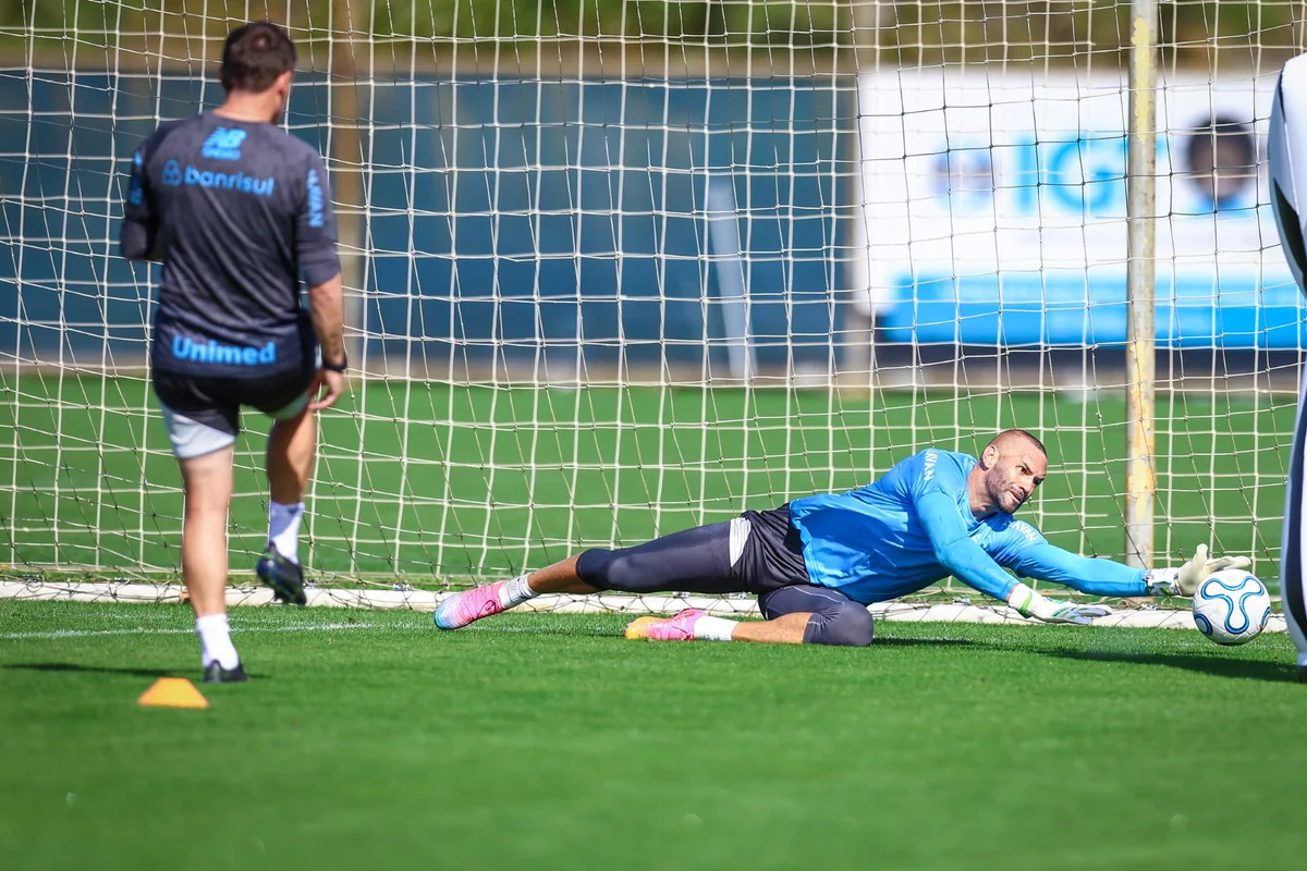 Weverton é goleiro do Grêmio. Weverton é goleiro do Grêmio.