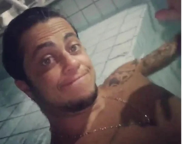 Thammy Miranda causa alvoroço ao postar vídeo de sunga na piscina