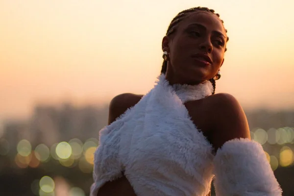 Filha de Mr. Catra, Raíssa Real empodera mulheres no 1º EP da carreira