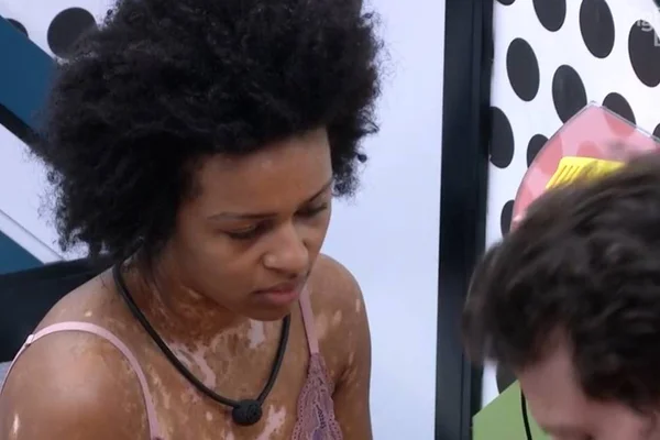 BBB22: Natália chama Lina de “ele” e apoia Lucas após erro de pronome