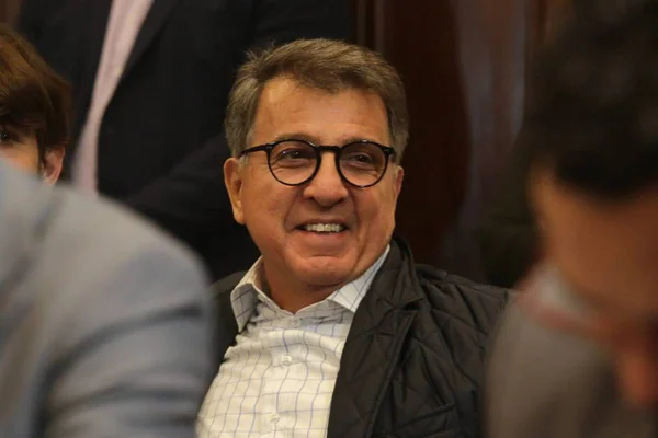 Apesar de denúncia em 2020, Flávio faz as pazes com Paulo Marinho