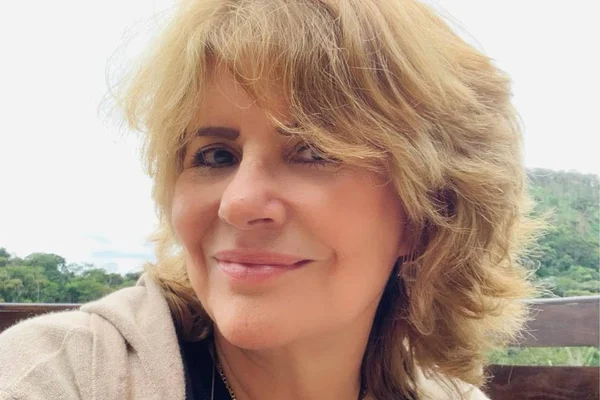 Sylvia Bandeira homenageia Charles Aznavour no teatro