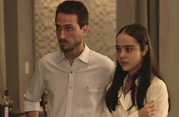 “O Outro Lado do Paraíso”: Laura surta após tentar transar com Rafael