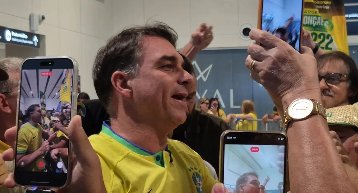 Flávio Bolsonaro foi recebido por apoiadores no aeroporto de Natal (RN) Flávio Bolsonaro foi recebido por apoiadores no aeroporto de Natal (RN)