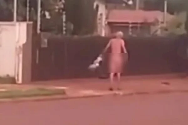 Imagem colorida mostra homem andando pelado em rua de mato grosso do sul - Metrópoles