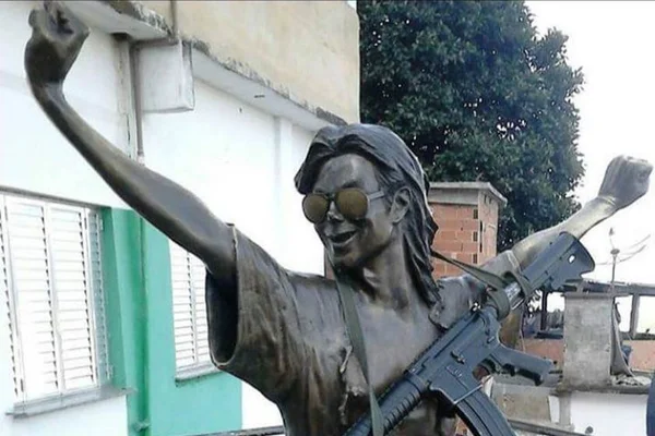 Traficantes põem fuzil em estátua de Michael Jackson no Rio