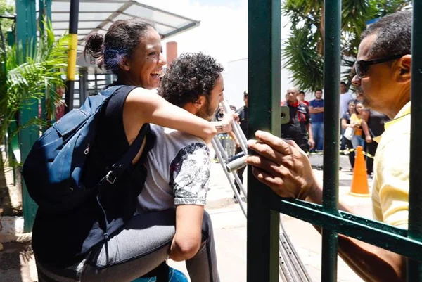 Sem show de atrasados, portões de locais de prova do Enem são fechados