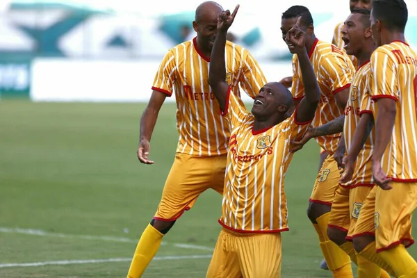 Brasiliense e Real duelam pelas quartas do Candangão no domingo (9/4)