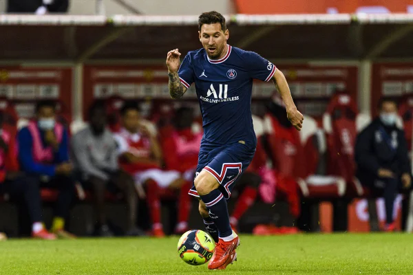 Messi é idolatrado ao final do jogo contra Reims e tira até foto