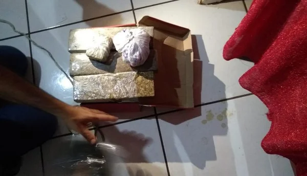 “Vovó do tráfico”: idosa de 72 anos é flagrada com 3 kg de maconha gourmet