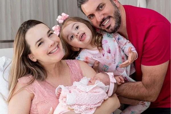 mãe com filhas e marido