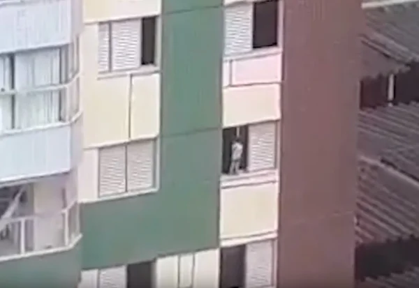 Vídeo. Criança se agarra em tela de proteção de prédio em Águas Claras