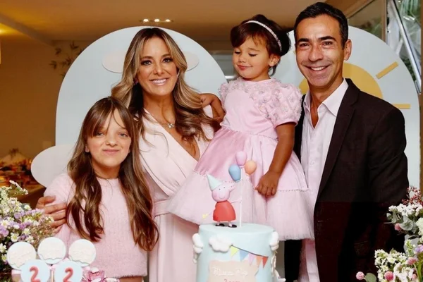 Viva, Manu! Ticiane Pinheiro e César Tralli celebram 2 anos da filha