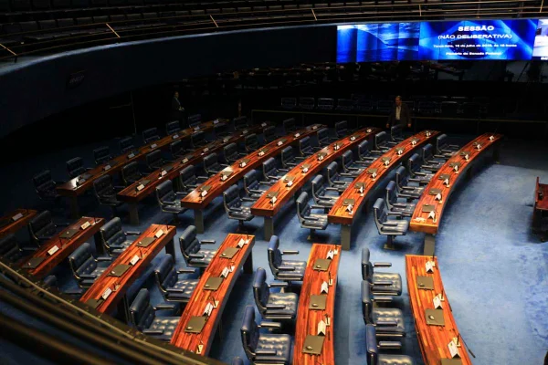 Congresso derruba veto a lei que combate violência contra mulher