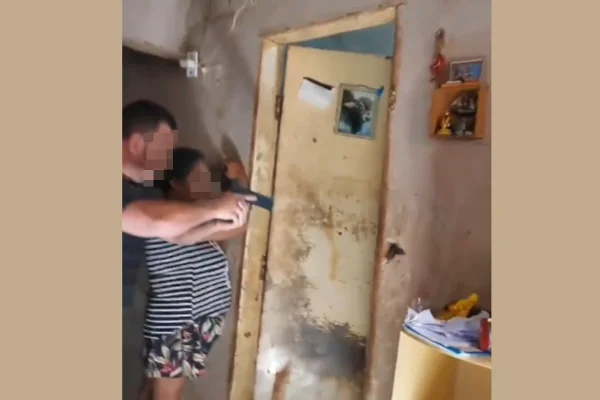 O Grupo Especial de Repressão a Narcóticos e o Grupo de Repressão a Crimes Patrimoniais (Genarc/Gepatri), com apoio da Delegacia de Cristalina, prendeu em flagrante, uma mulher de 54 anos suspeita de comercializar drogas em sua própria casa.