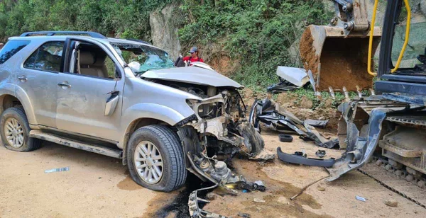Acidente entre carro e escavadeira mata criança e fere três em SC