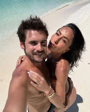 O casal está aproveitou as Ilhas Seychelles O casal está aproveitou as Ilhas Seychelles