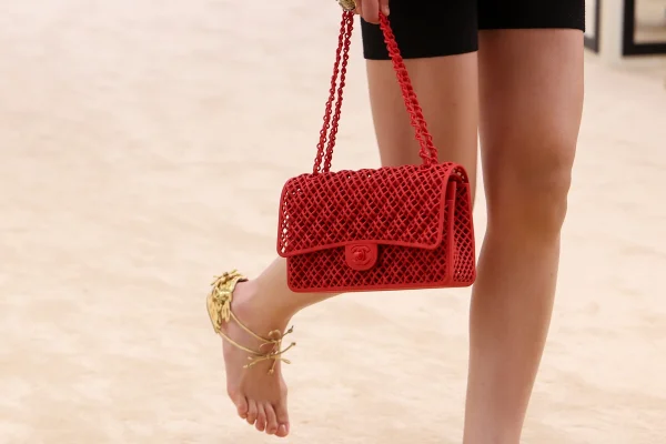 Justiça proíbe reaproveitamento de peças da Chanel; entenda o caso - destaque galeria Justiça proíbe reaproveitamento de peças da Chanel; entenda o caso - destaque galeria