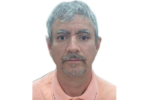 Tio de Michelle Bolsonaro é preso por armazenar pornografia infantil. Homem grisalho de camisa gola polo cor salmão - Metrópoles