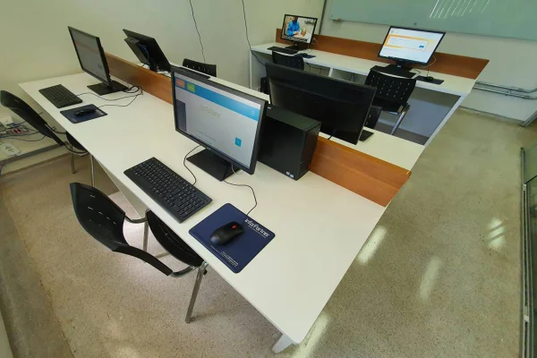 Computadores em sala de hospital - Metrópoles