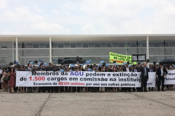 Advogados públicos fazem protesto pela saída de defensor das “pedaladas”