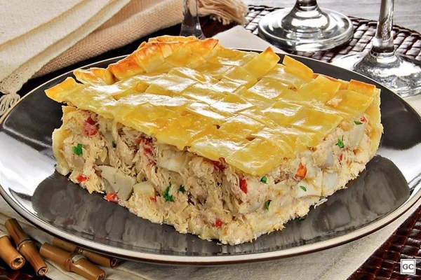 Torta de frango e palmito feita com massa de pastel servida em prato