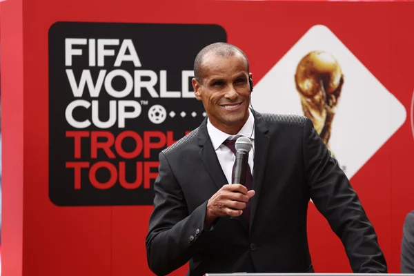Rivaldo durante tour da Fifa com a taça da Copa do Mundo - Metrópoles